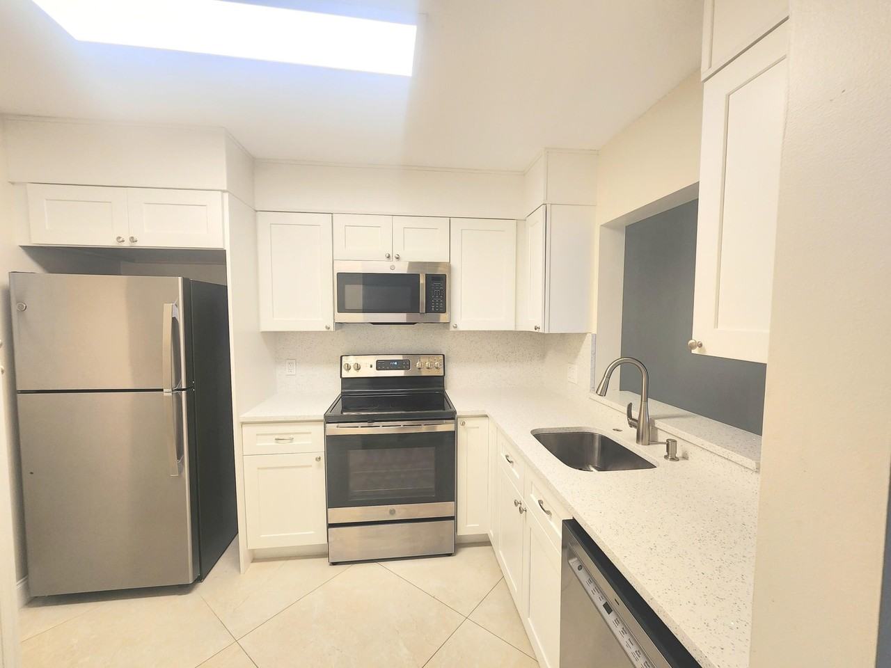 3178 3178 Via Poinciana 402 #402 - Photo 6 of 22