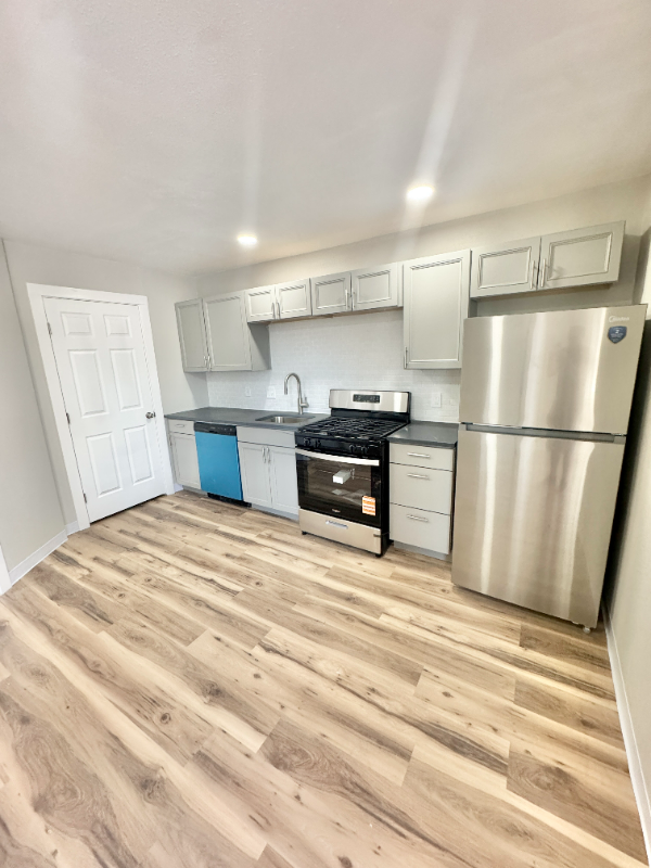 718 W Madison St - Photo 2 of 8