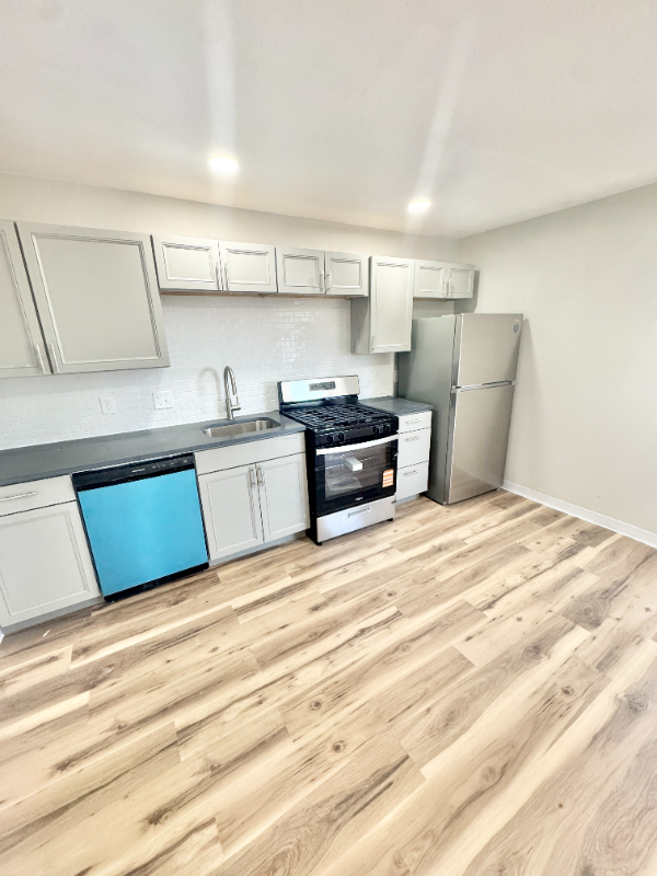 718 W Madison St - Photo 3 of 8