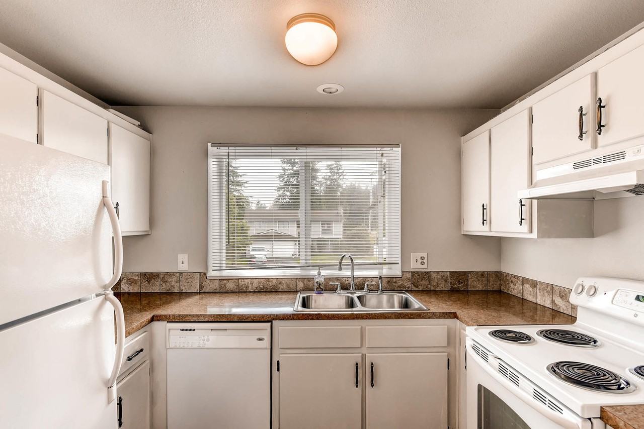 1622 Nw 193rd St #TH - Photo 2 of 13