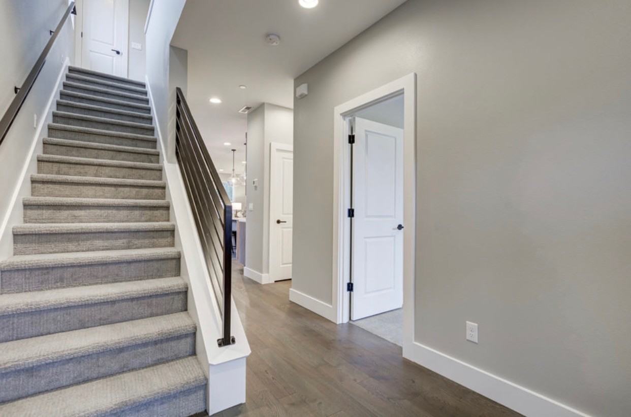 6049 Northeast Flanders Street - Photo 5 of 37