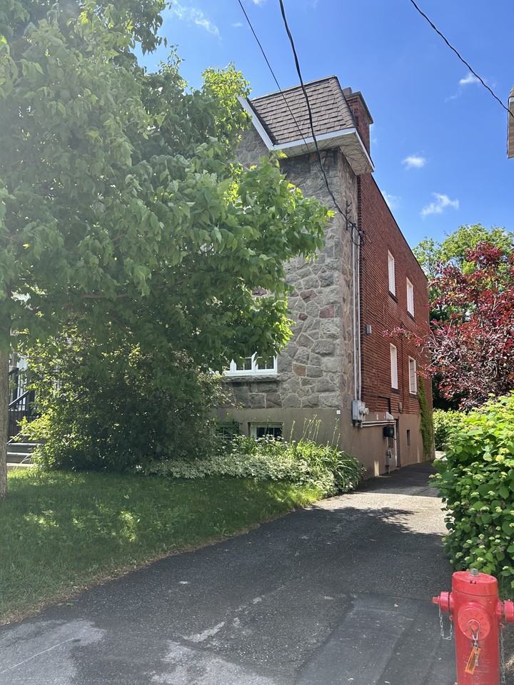 4570 Avenue Royal - Photo 2 of 11