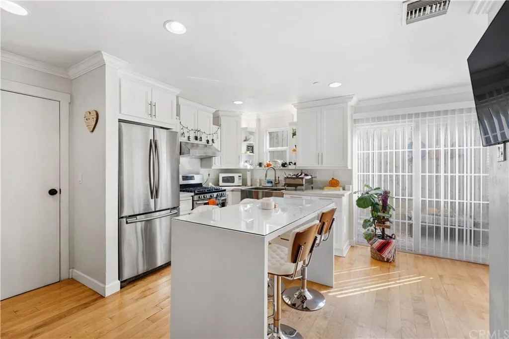 37 East Howard Street - Photo 3 of 10