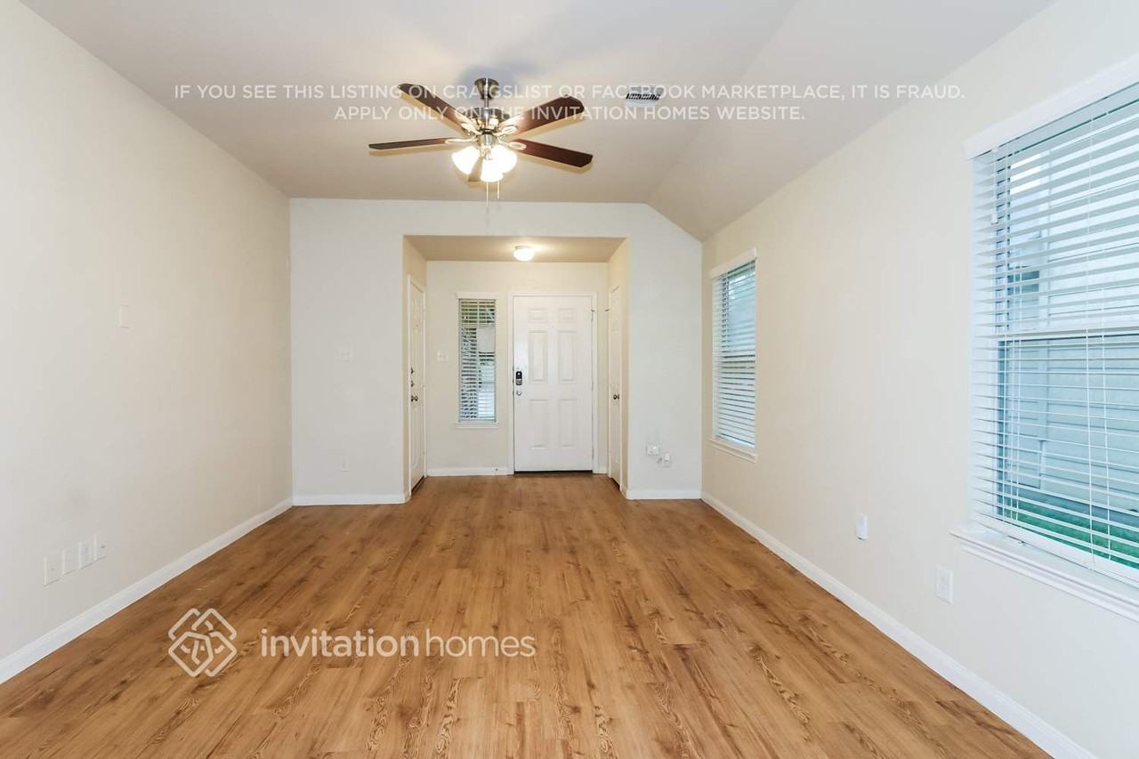 18742 Dennington Dr - Photo 4 of 10
