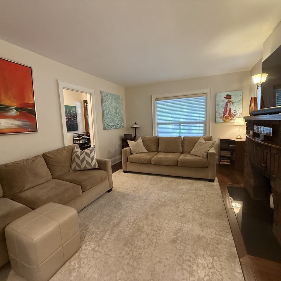 338 Manor Road East - Photo 2 of 17