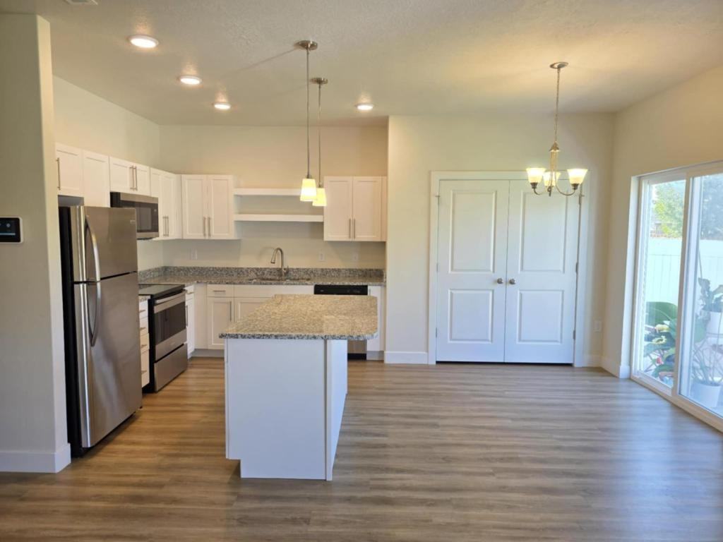 996 W 600 S - Photo 2 of 14