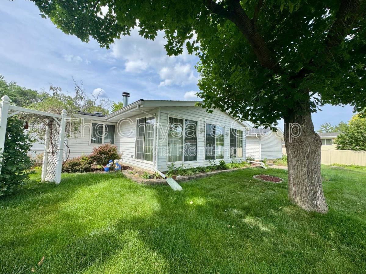 1525 Clark St - Photo 2 of 10