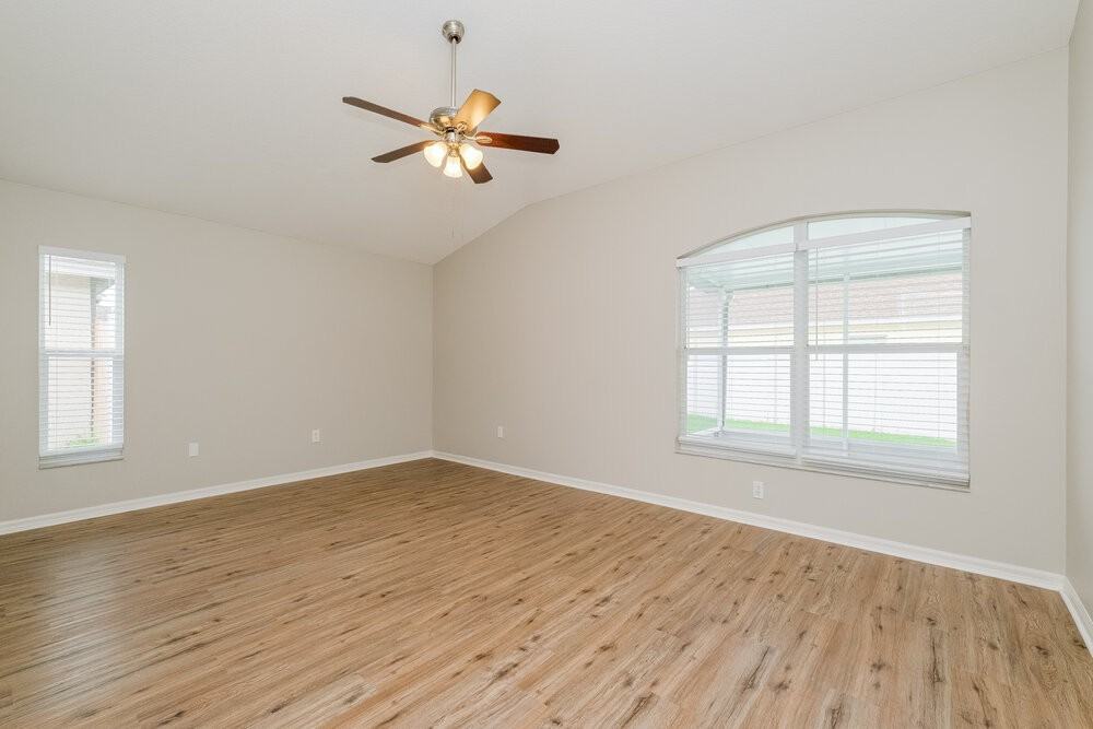 1046 Crimson Clover Ln - Photo 7 of 16