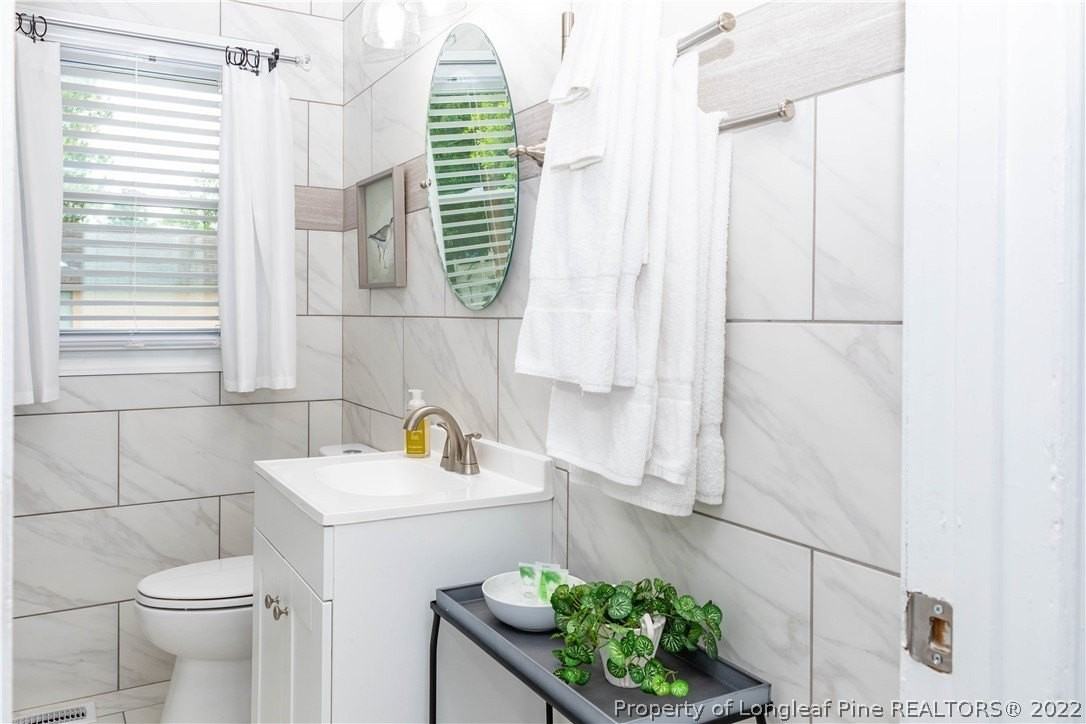 1805 Wayne Ln - Photo 5 of 41