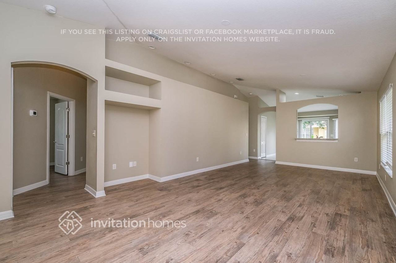 19038 Dunlap Ct - Photo 3 of 17