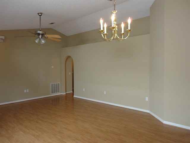 2080 Redwood Cir - Photo 3 of 8