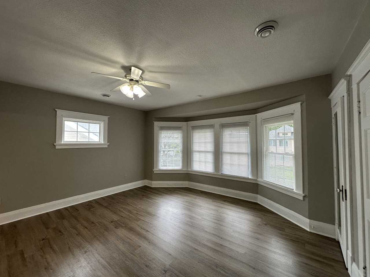 4114 N Lockwood Ave - Photo 3 of 12