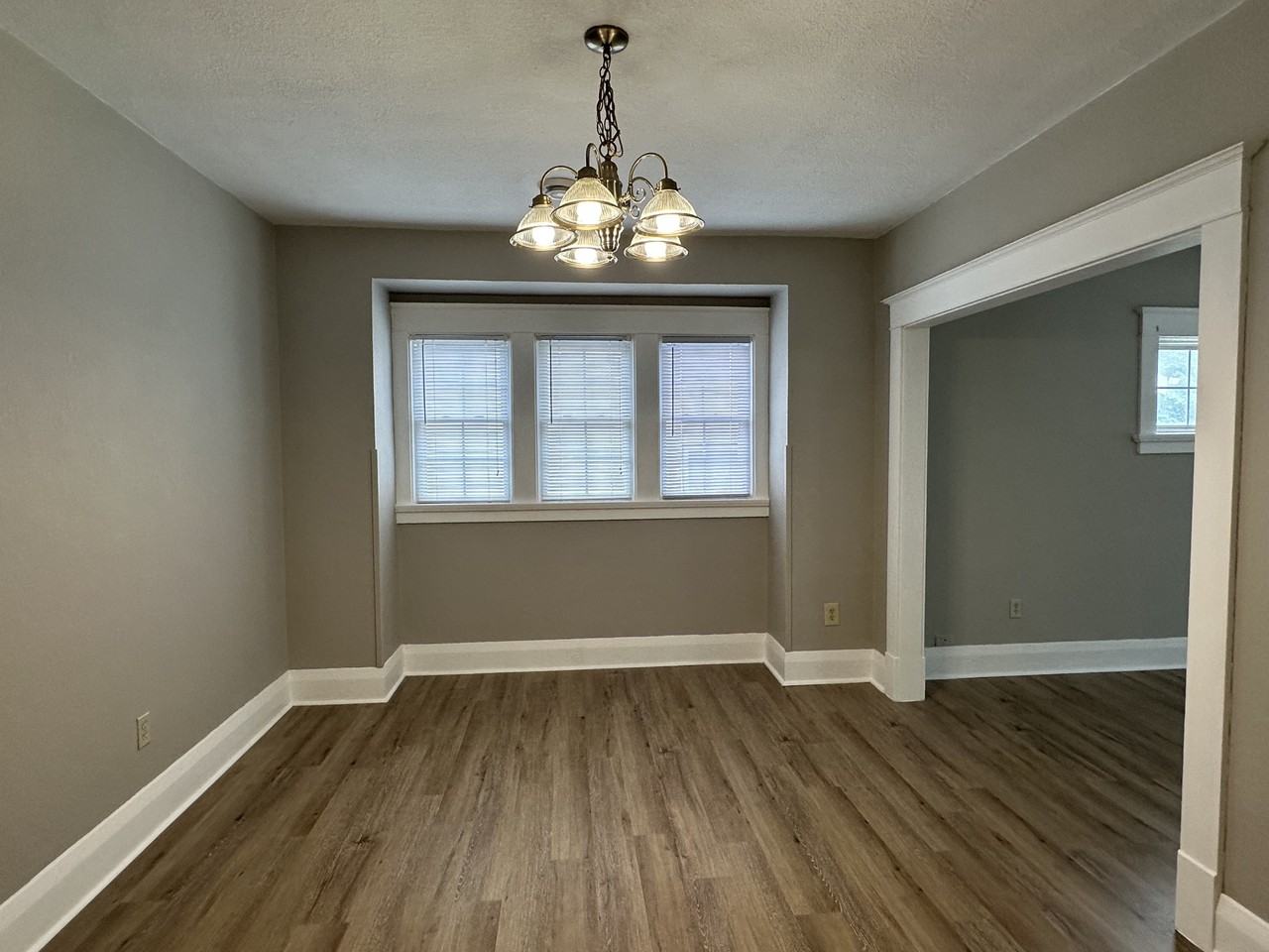 4114 N Lockwood Ave - Photo 4 of 12