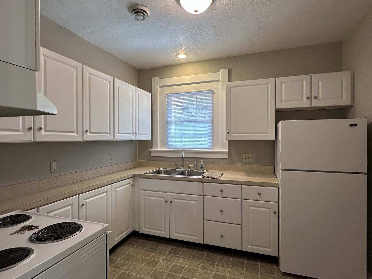 4114 N Lockwood Ave - Photo 5 of 12
