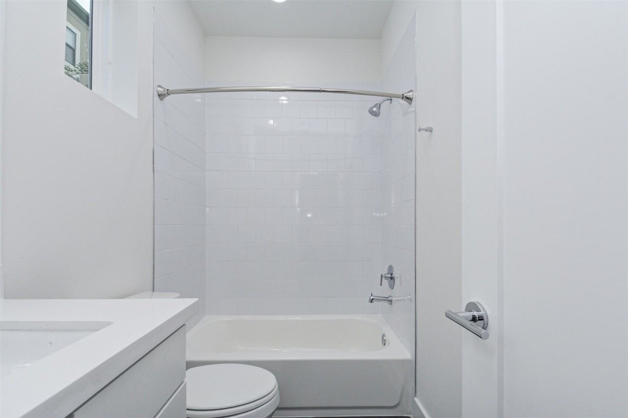 1123 West 17th Street - Photo 5 of 21