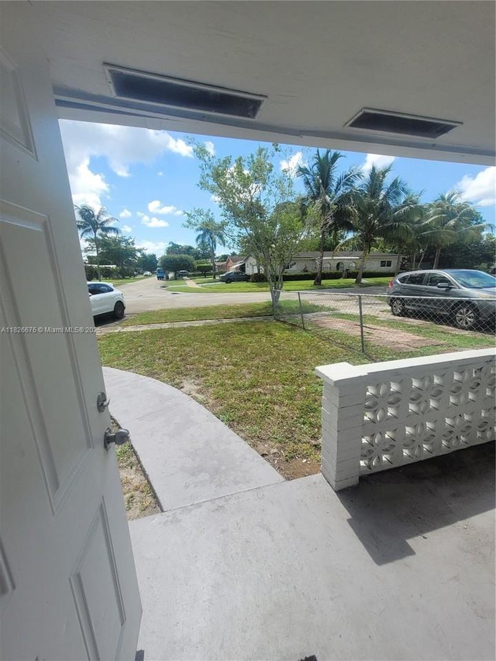 1235 Nw 58th Ave - Photo 3 of 23