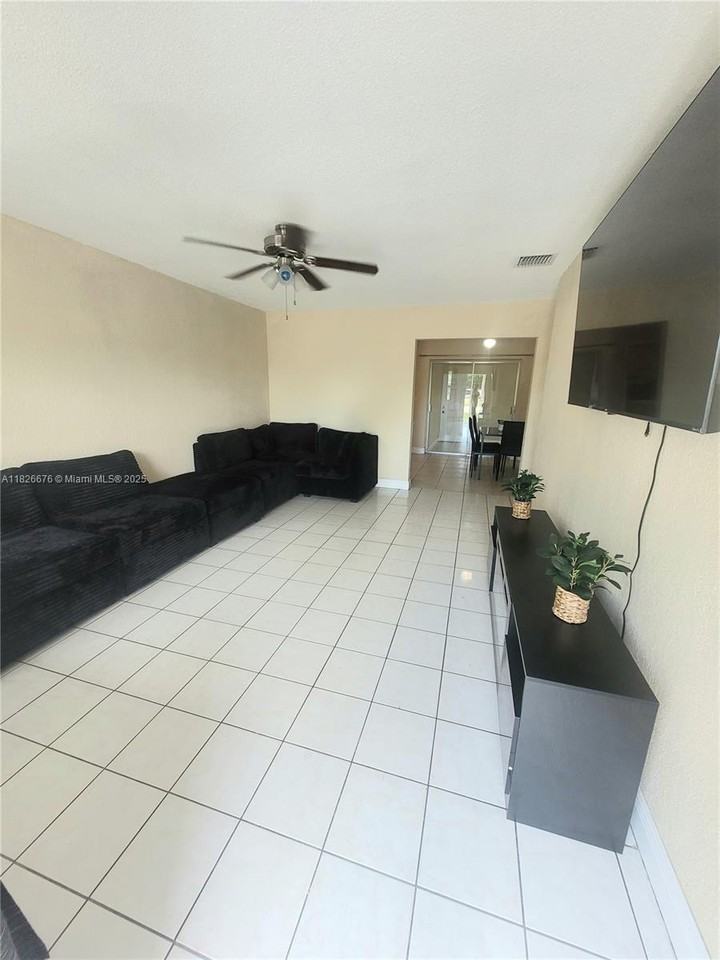 1235 Nw 58th Ave - Photo 4 of 23