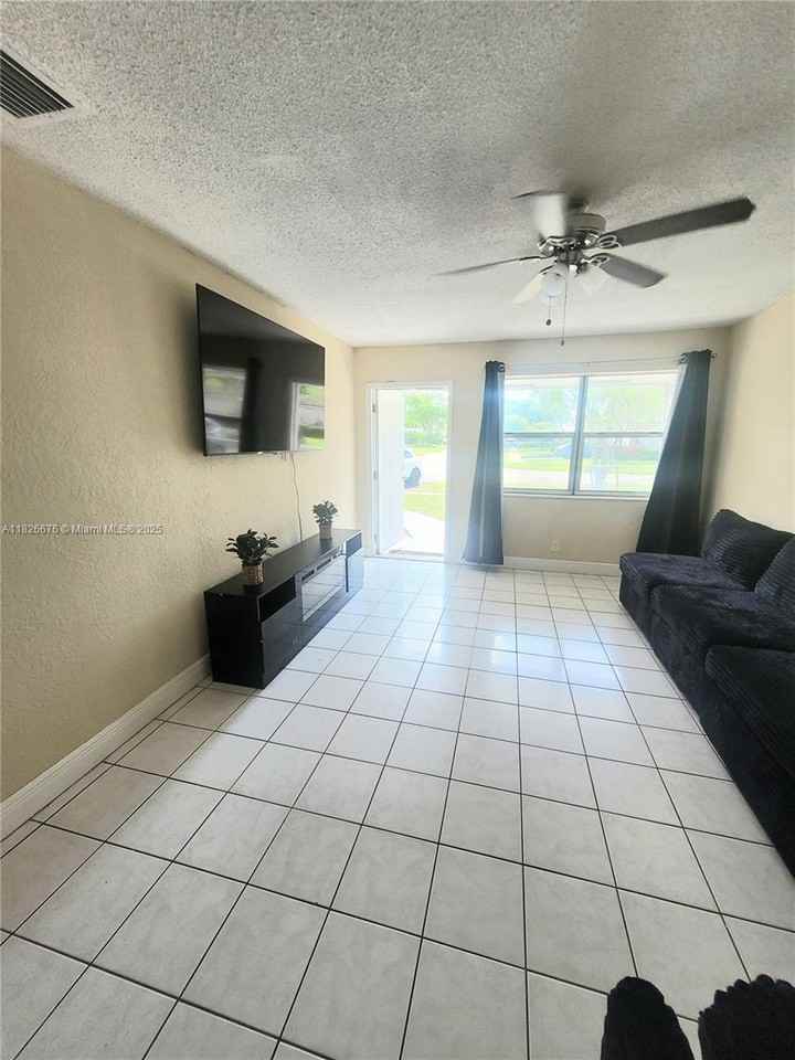 1235 Nw 58th Ave - Photo 5 of 23