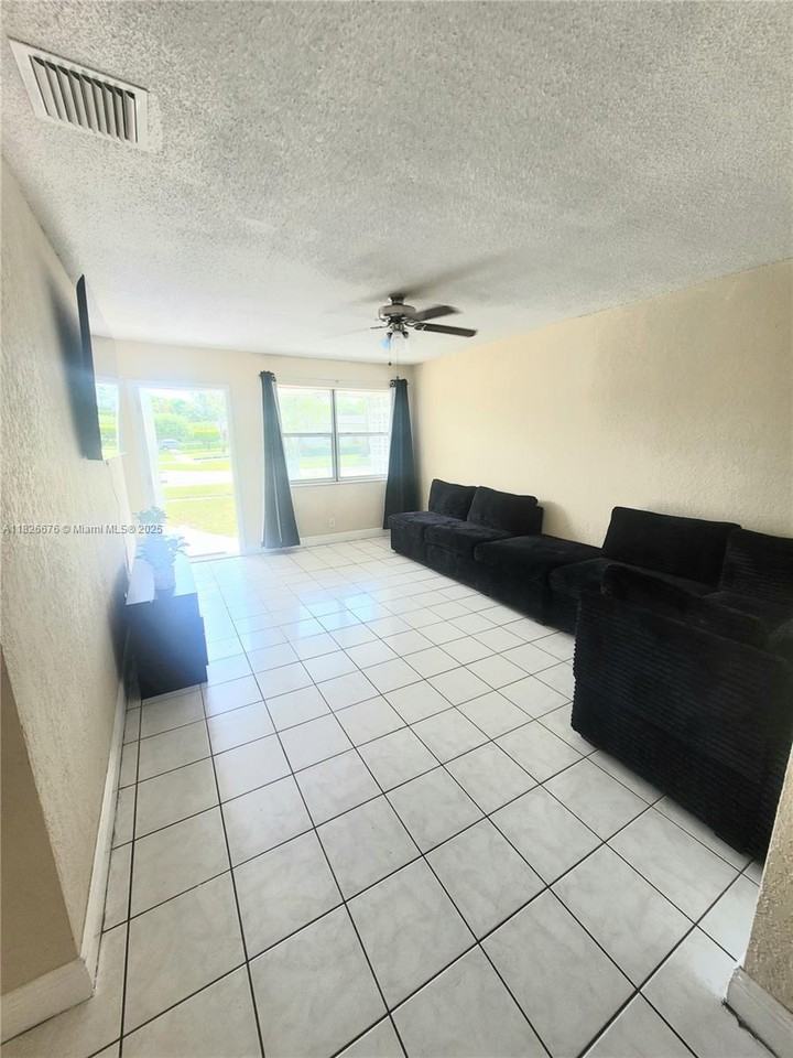 1235 Nw 58th Ave - Photo 6 of 23