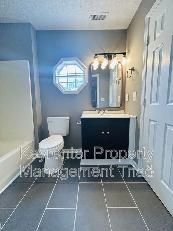 302 Charles St - Photo 5 of 18