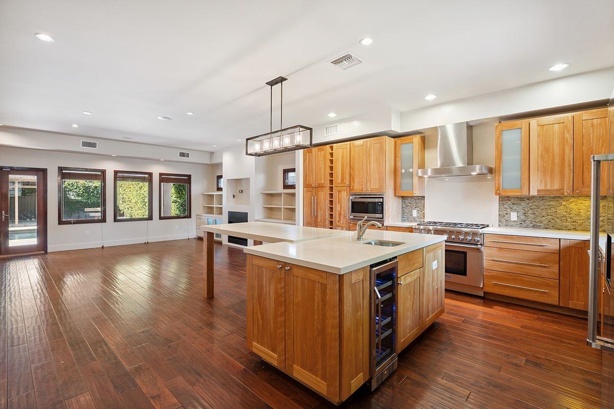 22030 Providencia St - Photo 3 of 27