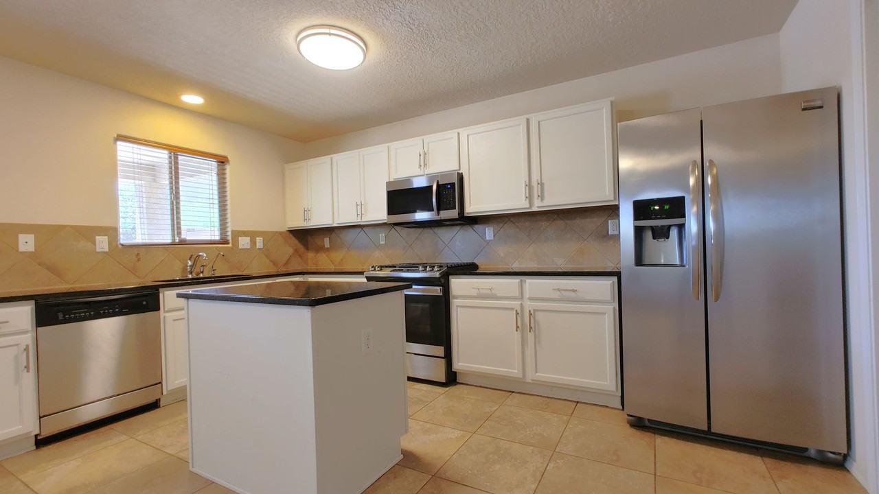 573 Creekside Ave Sw - Photo 3 of 20