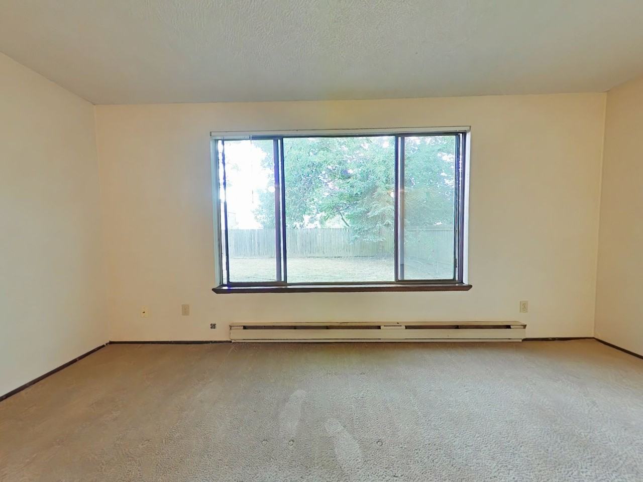 694 Nw Walnut Blvd - Photo 2 of 11