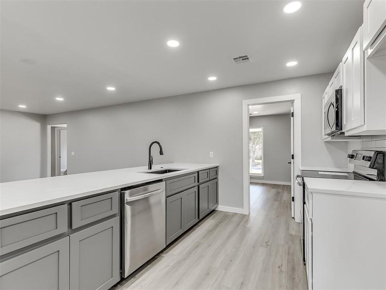 6917 Woodridge Ave - Photo 3 of 50