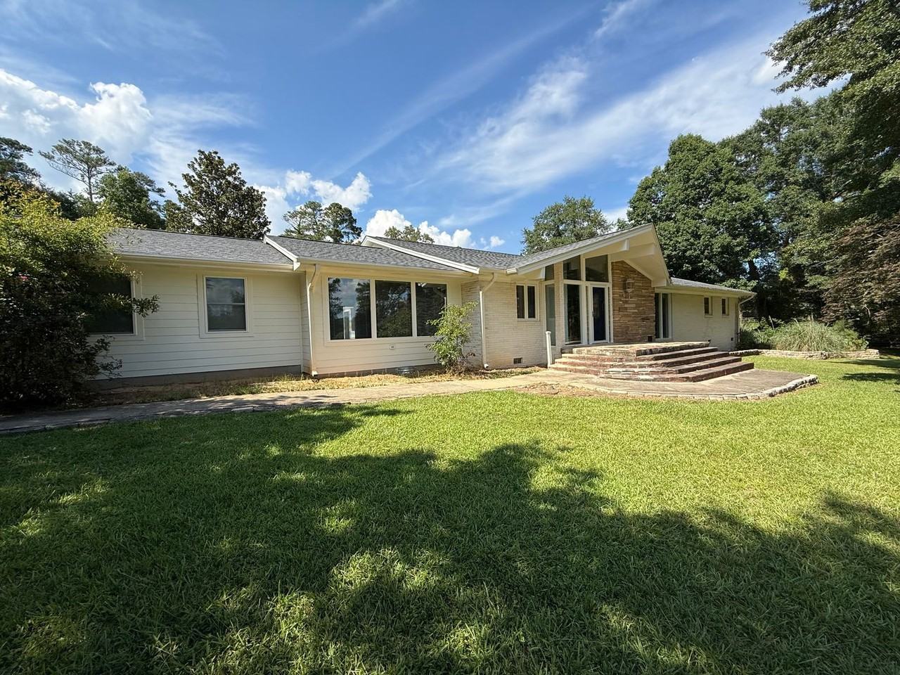 5305 Castlebrook Dr - Photo 2 of 47