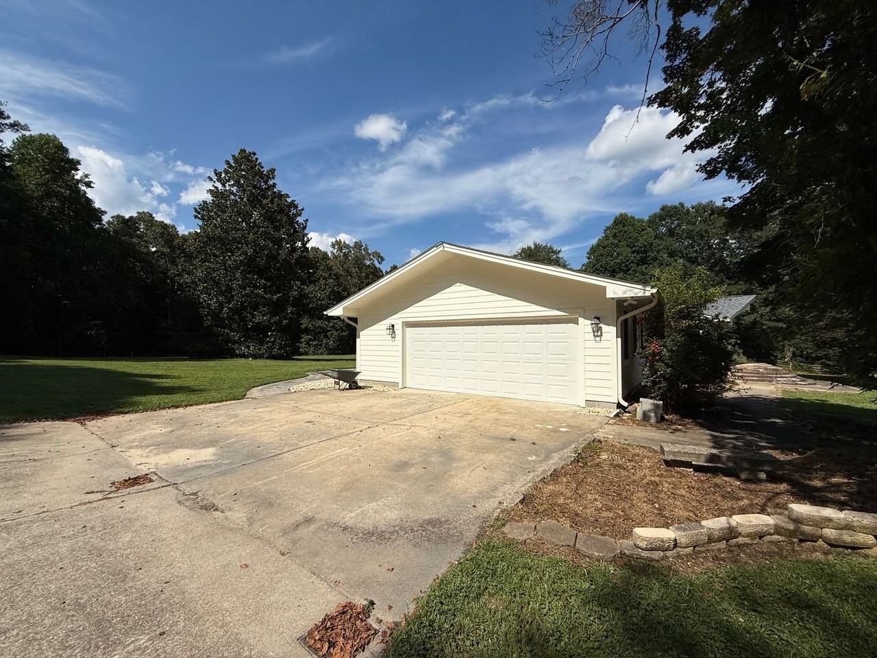 5305 Castlebrook Dr - Photo 3 of 47