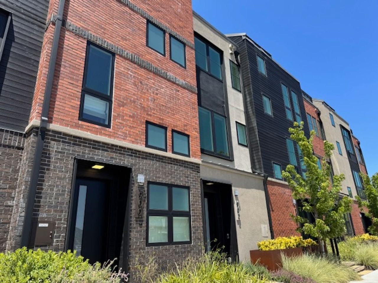 906 Brown Ave - Photo 2 of 40
