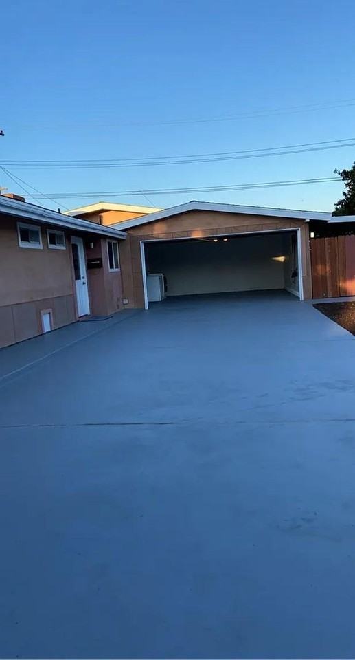 2216 Anaheim Ave - Photo 2 of 18