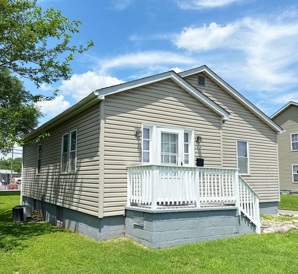 917 Grand Ave - Photo 2 of 18