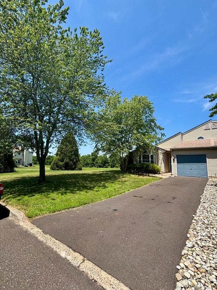 37 Kern Dr - Photo 2 of 42