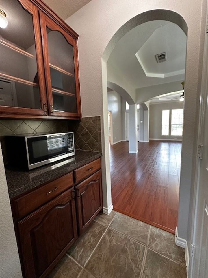 7005 Crenshaw Ln - Photo 3 of 36