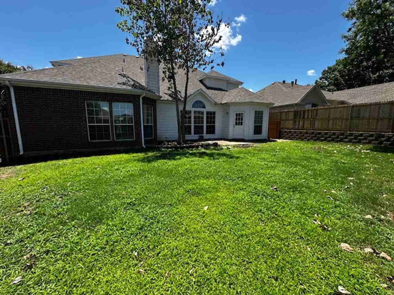 7005 Crenshaw Ln - Photo 4 of 36
