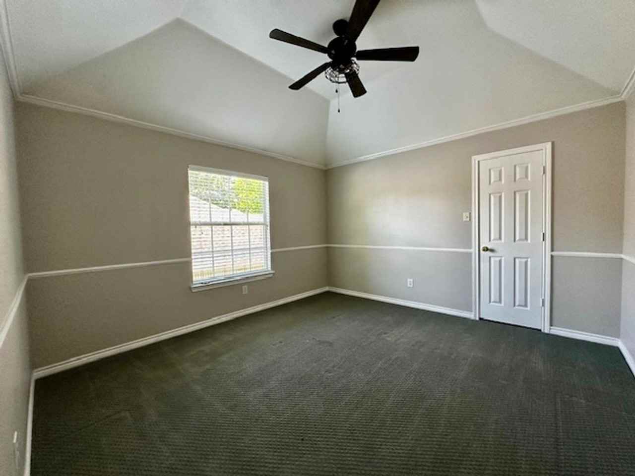 7005 Crenshaw Ln - Photo 6 of 36