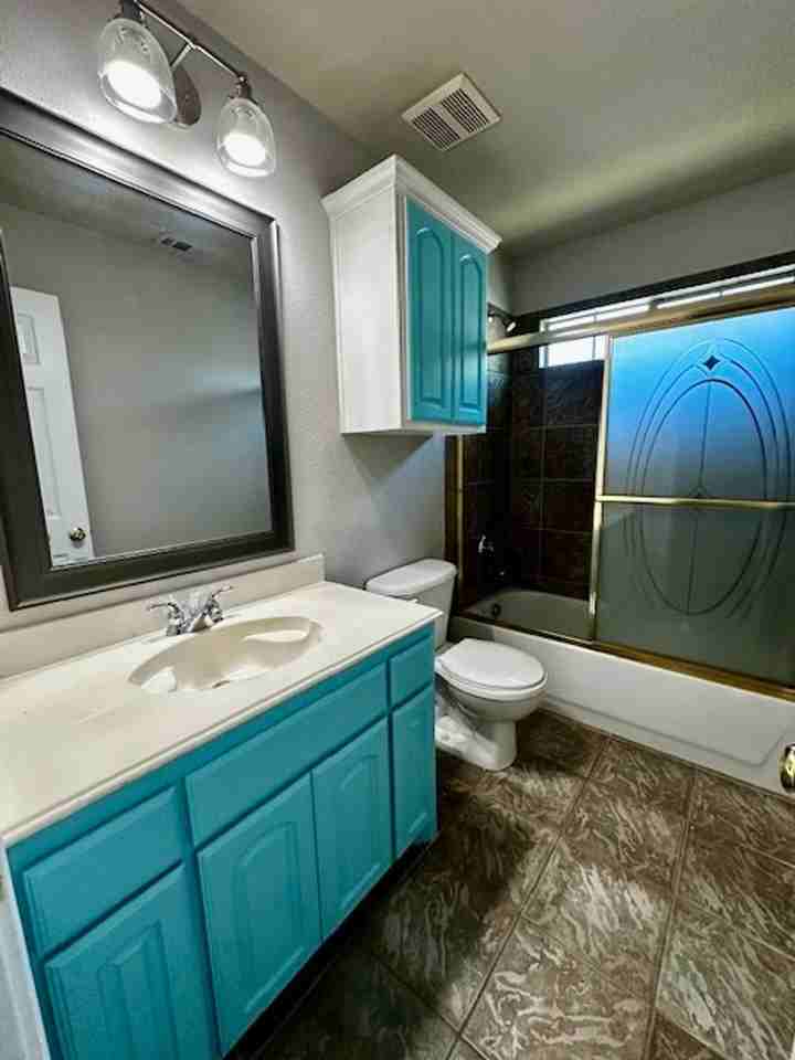 7005 Crenshaw Ln - Photo 7 of 36