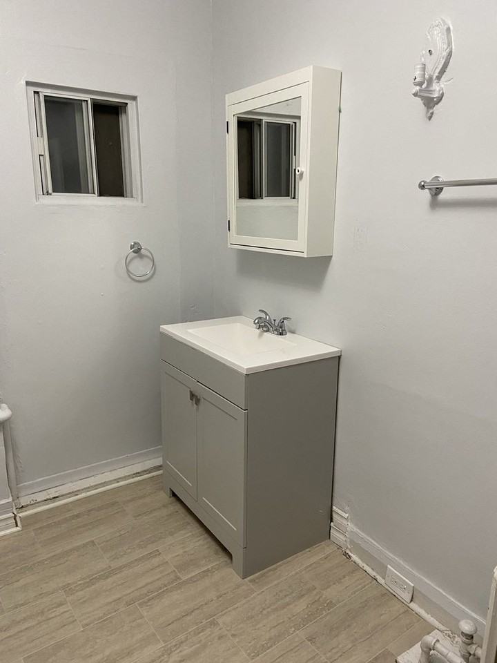 551 Bloor St W - Photo 2 of 6