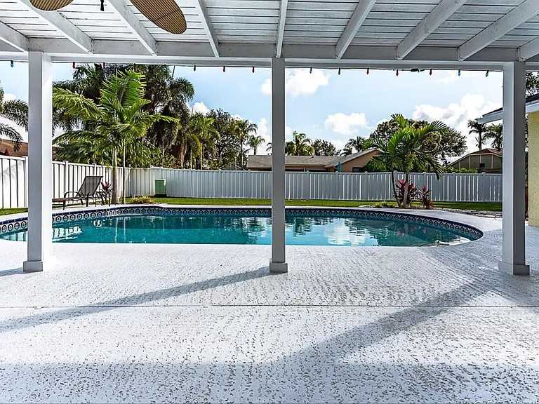 Sw 158th Ter - Photo 2 of 8