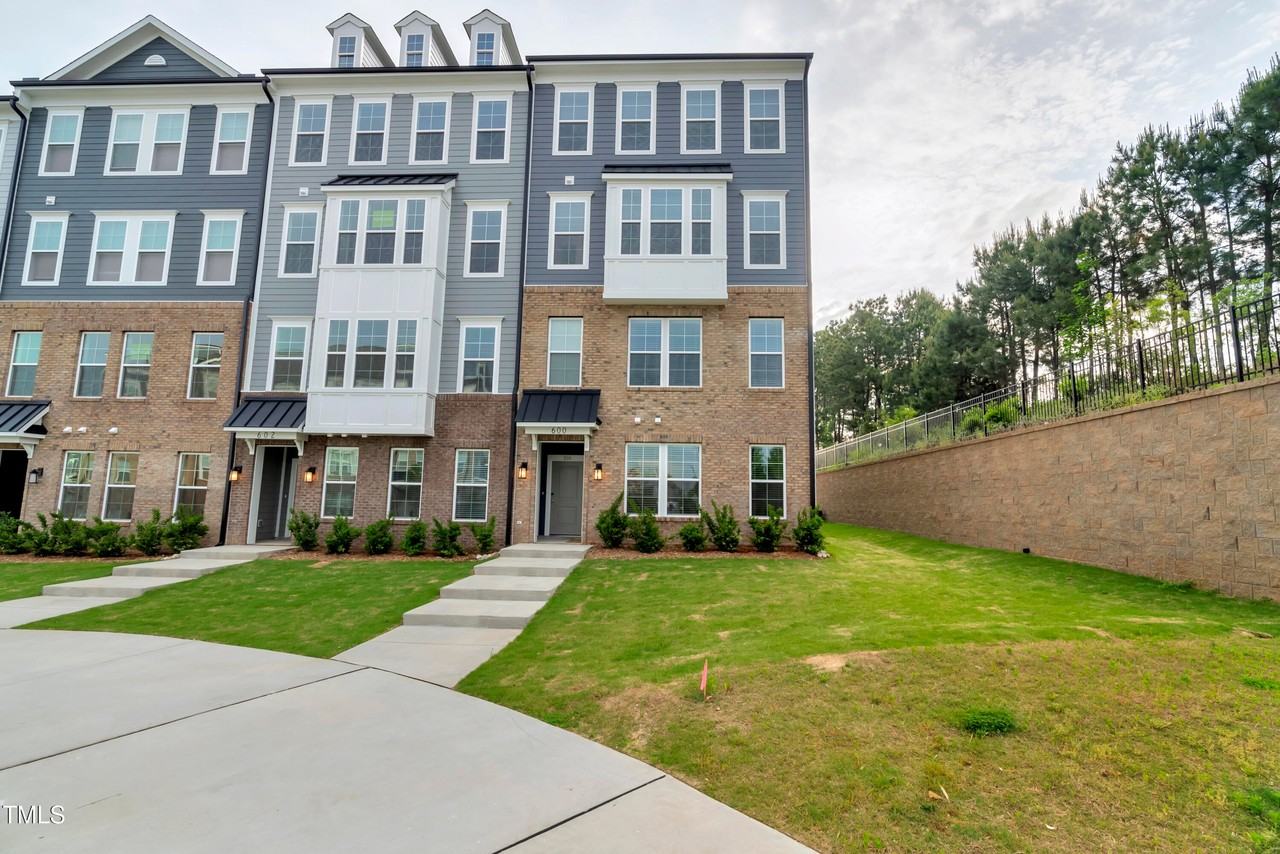 600 Market Grove Dr - Photo 4 of 33