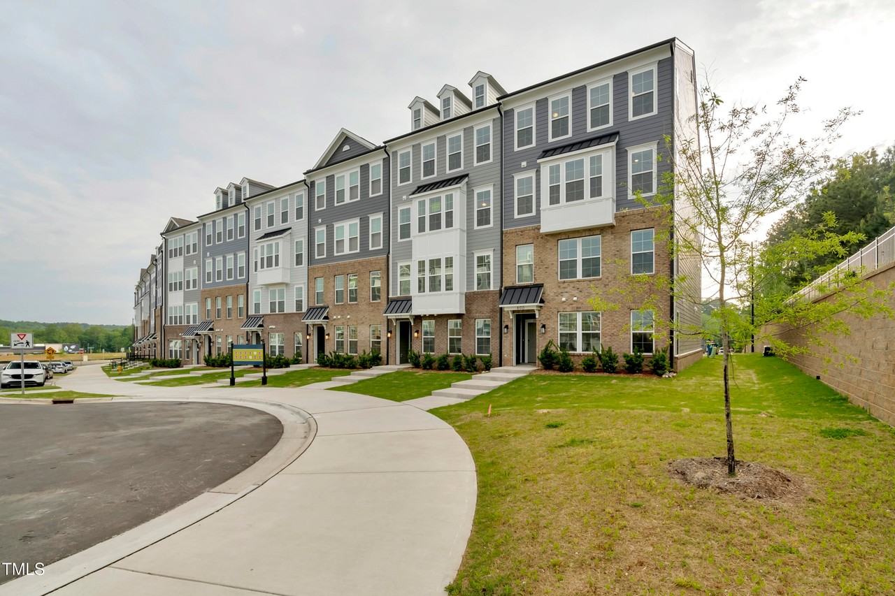 600 Market Grove Dr - Photo 5 of 33