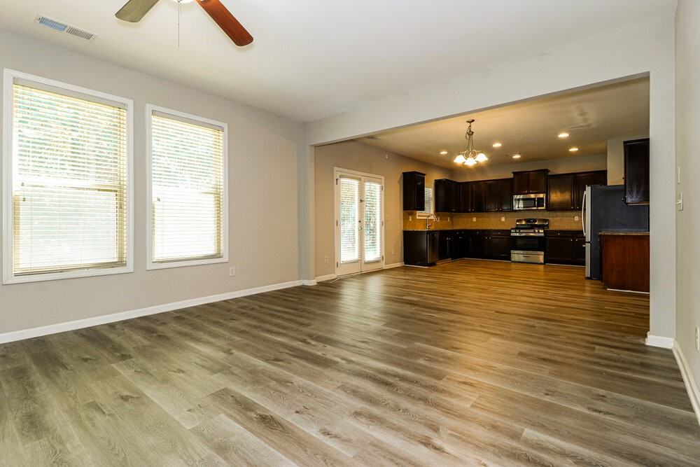 321 Moorland Ct - Photo 5 of 17