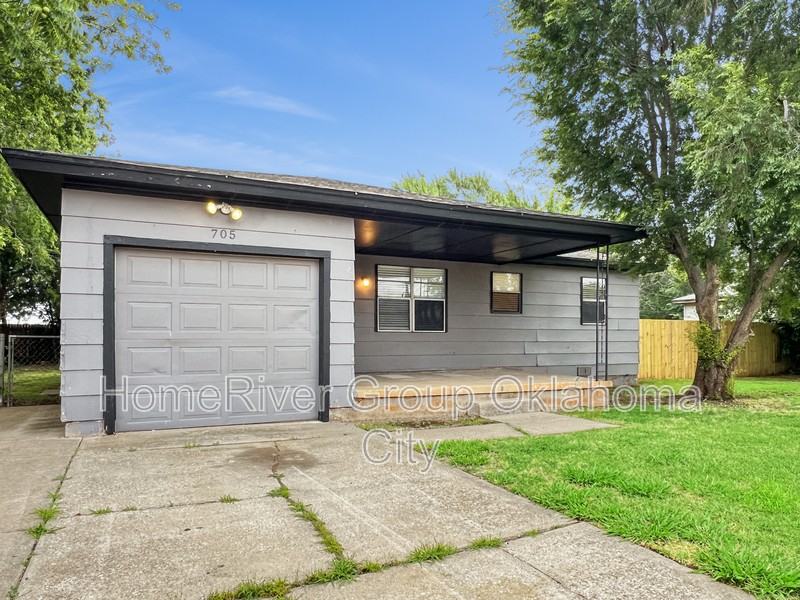 705 Se 60th St - Photo 2 of 24