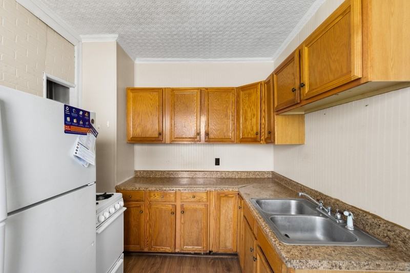 247 Roosevelt Ave - Photo 2 of 10