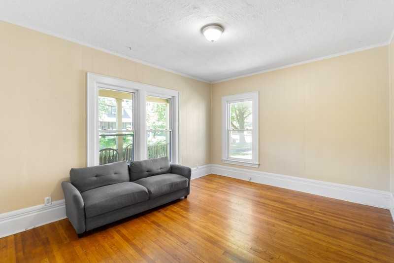 247 Roosevelt Ave - Photo 4 of 10