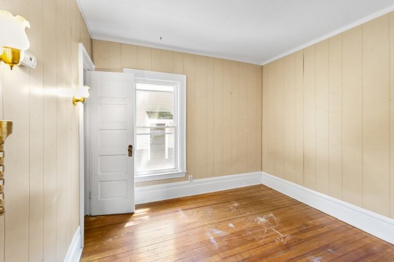 247 Roosevelt Ave - Photo 7 of 10