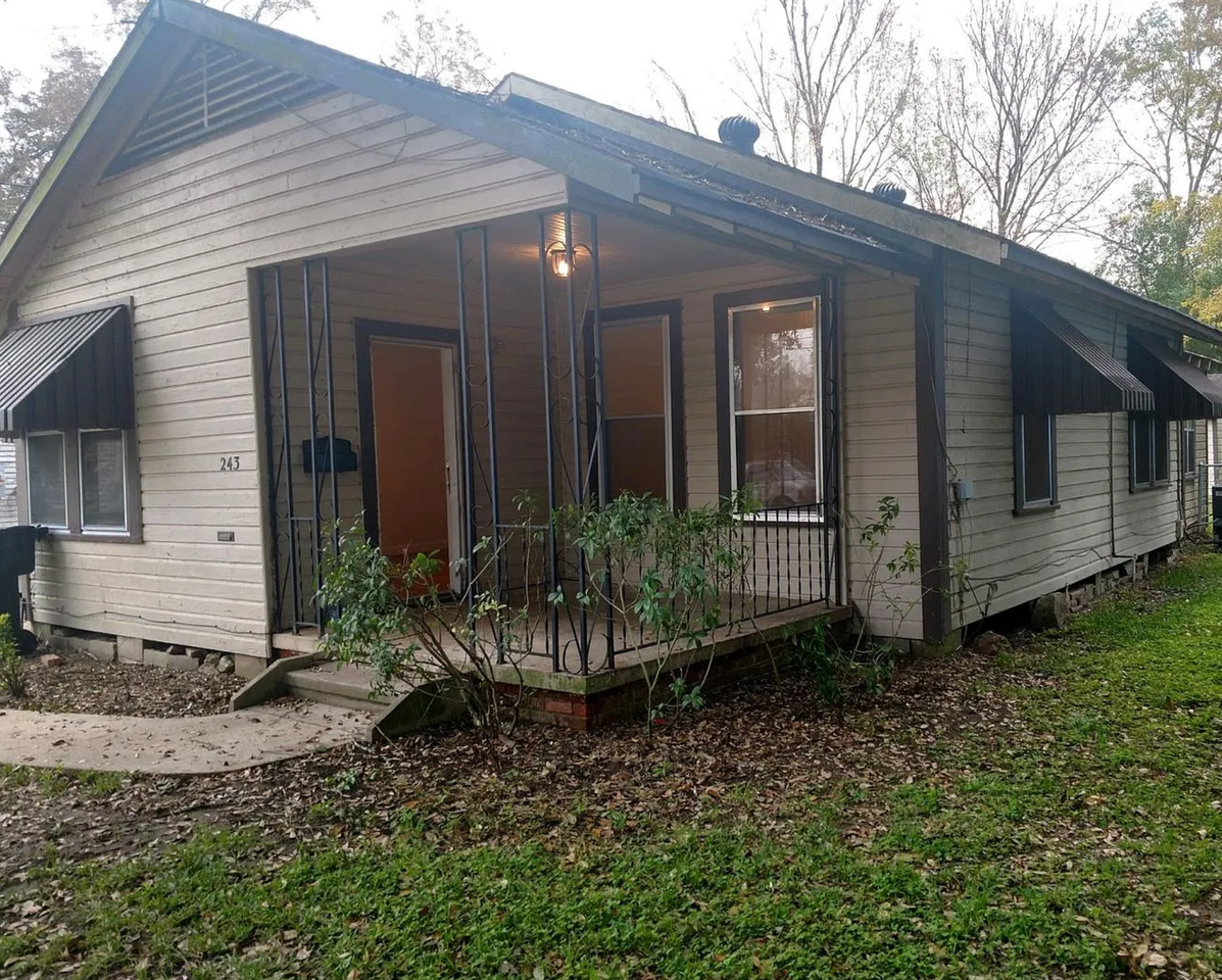 243 E Fairview St - Photo 7 of 11