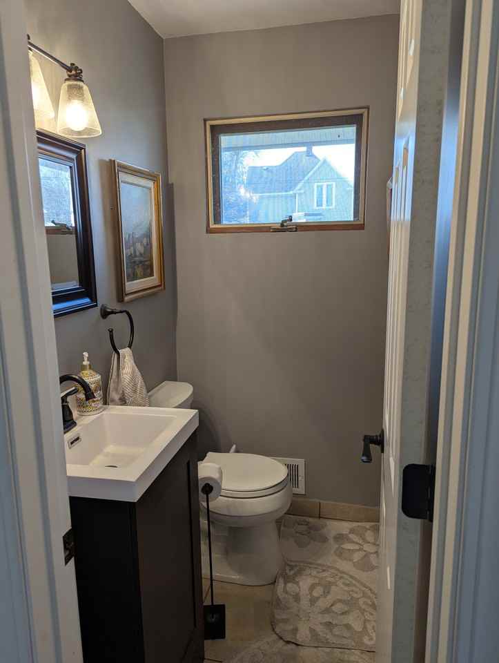 522 Annapolis Street West - Photo 2 of 5