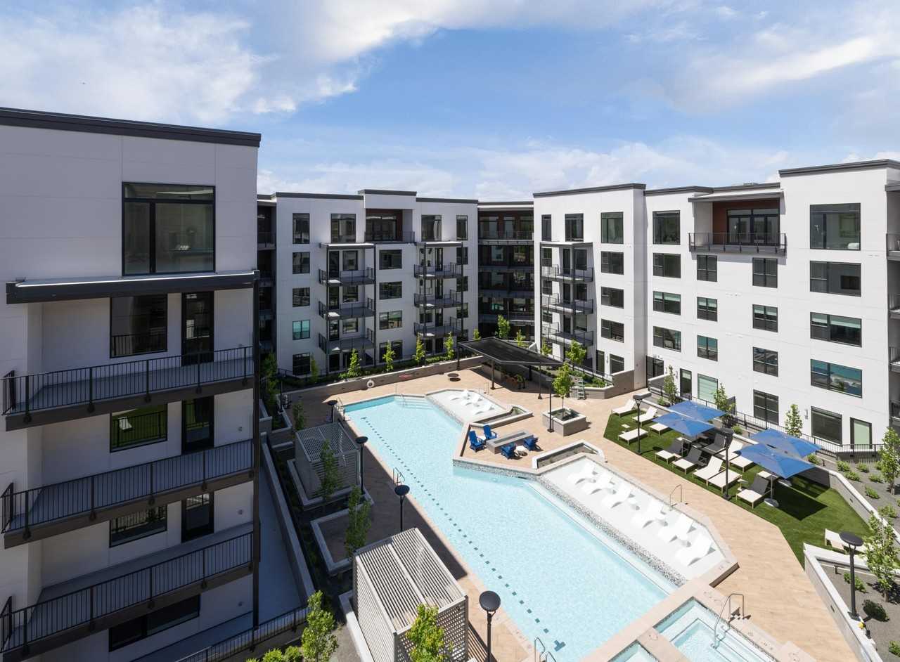 Grandeur Apartments - Photo 2 of 33